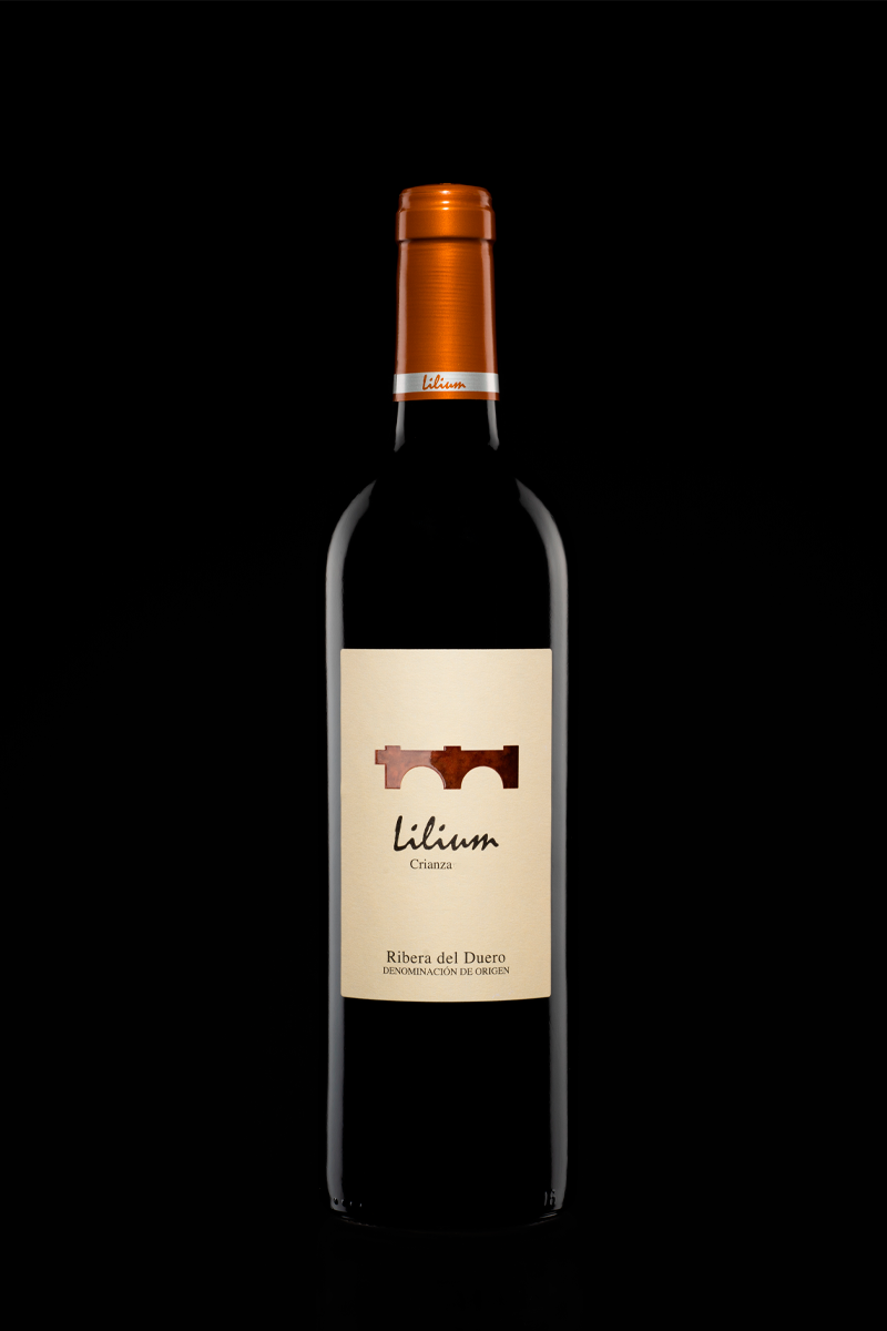 Botella de vino Lilium crianza. Bodegas Amaró